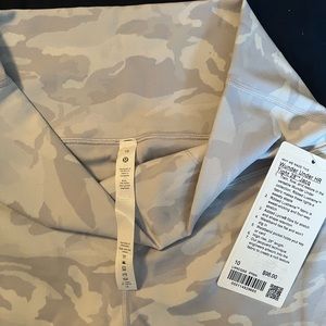 NWT Lululemon Wunder Under Size 10 in White  Camo— 28” inseam